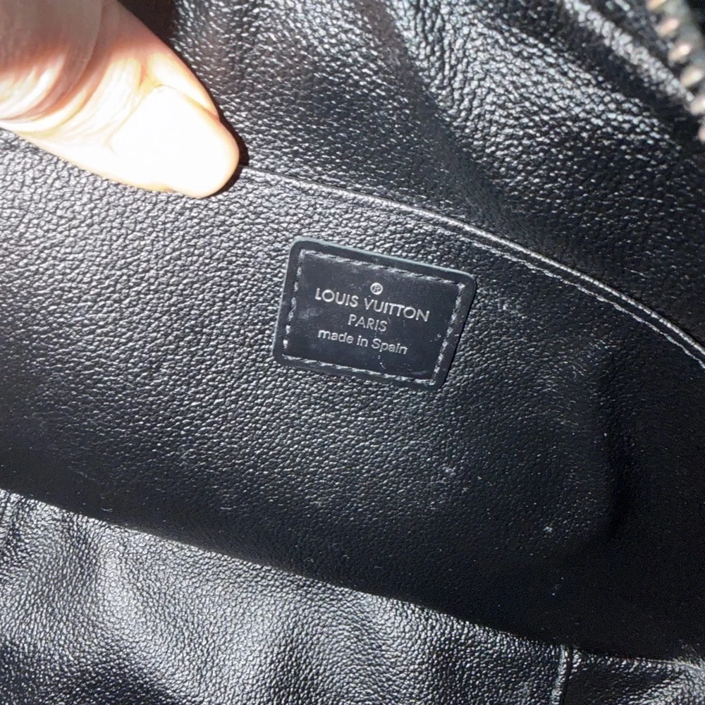 LOUIS VUITTON Men’s Dock Kit Taiga Trousse Toilette GM Clutch Bag Black